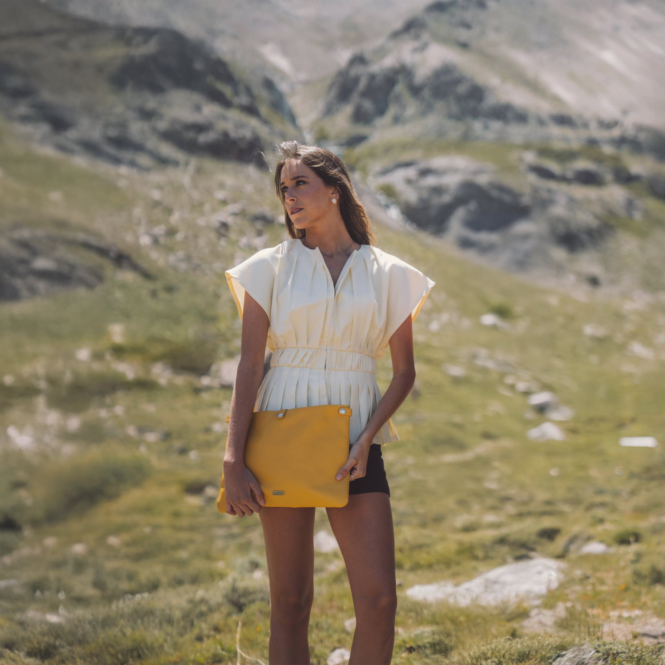 Funda Notebook Aster Amarillo